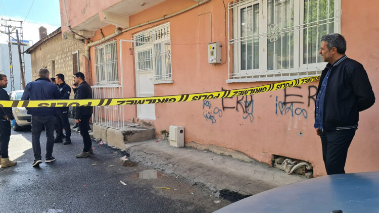 Eşini boğarak, kuzenini de bıçaklayarak öldürdü