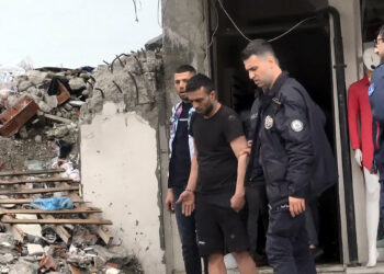 Eşyaları yakan kaçak göçmenler kendilerini eve kilitledi