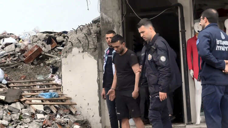 Eşyaları yakan kaçak göçmenler kendilerini eve kilitledi