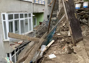 Eyüpsultan'da istinat duvarı çöktü; 5 binaya tahliye