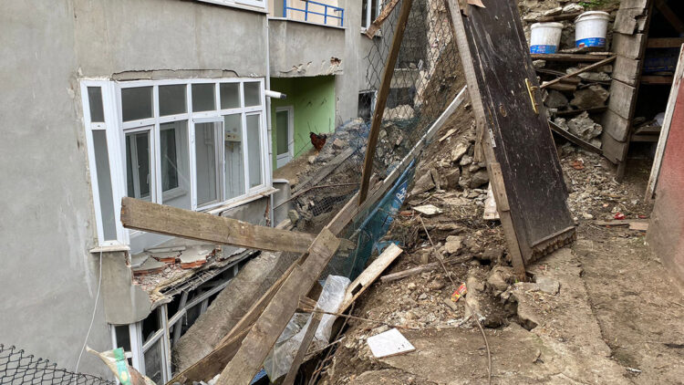 Eyüpsultan'da istinat duvarı çöktü; 5 binaya tahliye