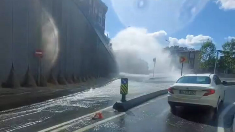 Eyüpsultan'da su borusu patladı, yollar göle döndü