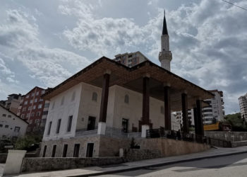Ezanı 5 dakika erken okudu