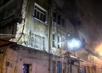 Fatih'te 3 katlı metruk binanın çatısında yangın