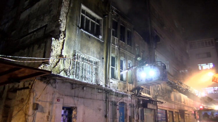 Fatih'te 3 katlı metruk binanın çatısında yangın