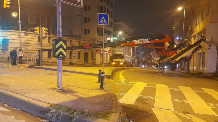 Fatih'te sepetli vinç devrildi: 2 yaralı