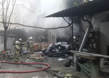 Fatih'te tarihi handaki iş yerinde yangın