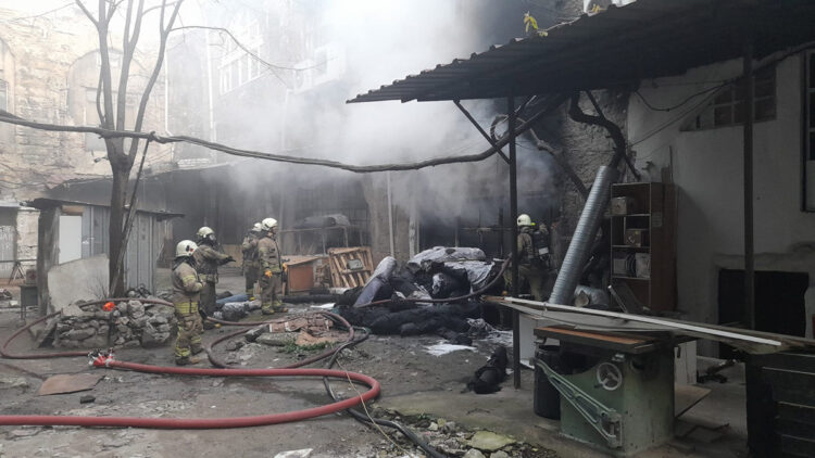 Fatih'te tarihi handaki iş yerinde yangın