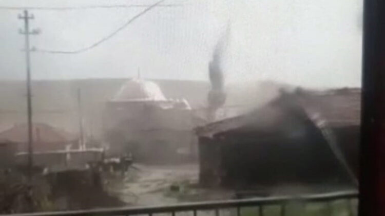 Fırtınada minarenin devrilme anı kamerada
