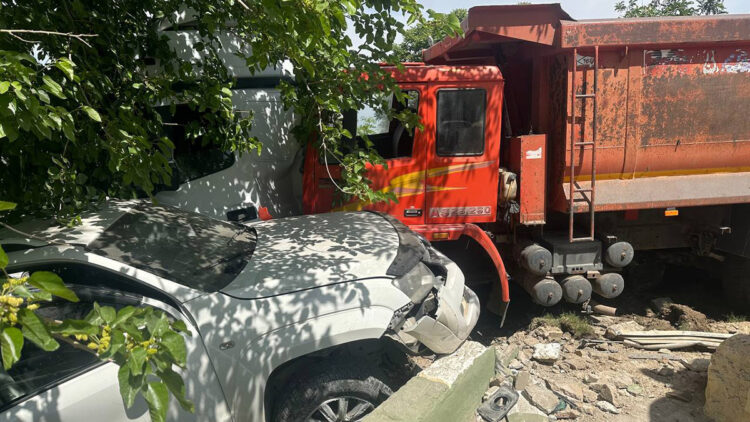 Freni boşalan kamyon 2 araca çarptı: 3 yaralı