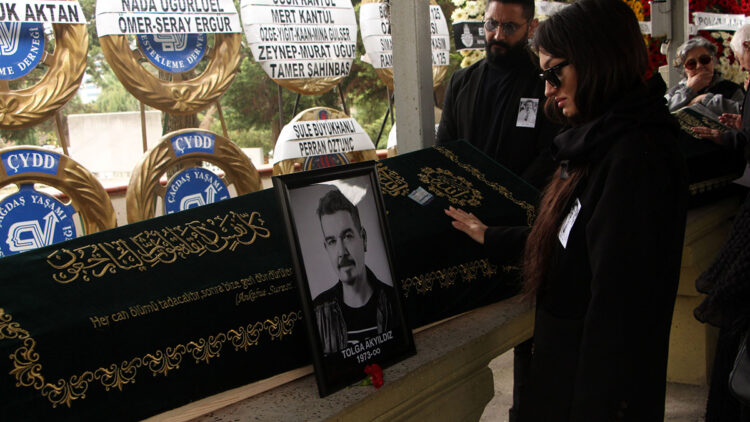 Gazeteci Tolga Akyıldız son yolculuğuna uğurlandı