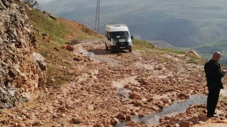 Gercüş'te sağanak, heyelana neden oldu