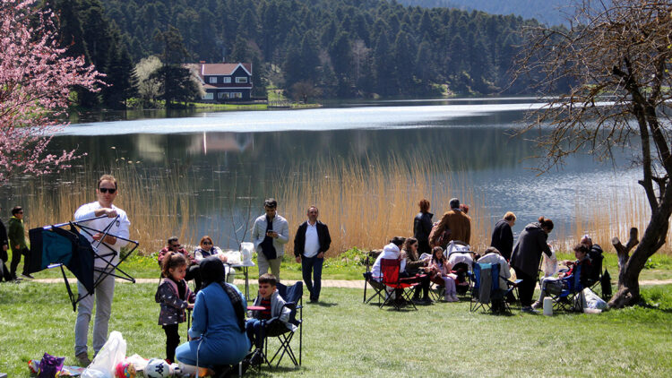 Gölcük Tabiat Parkı'nda 'bayram tatili' yoğunluğu