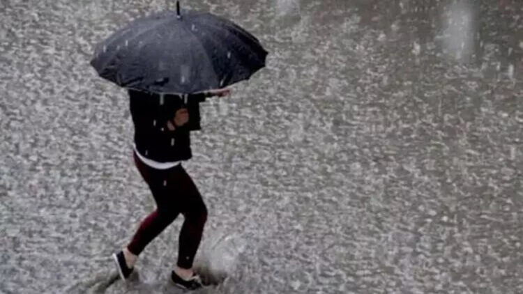 Hakkari'de sağanak; okullar tatil edildi