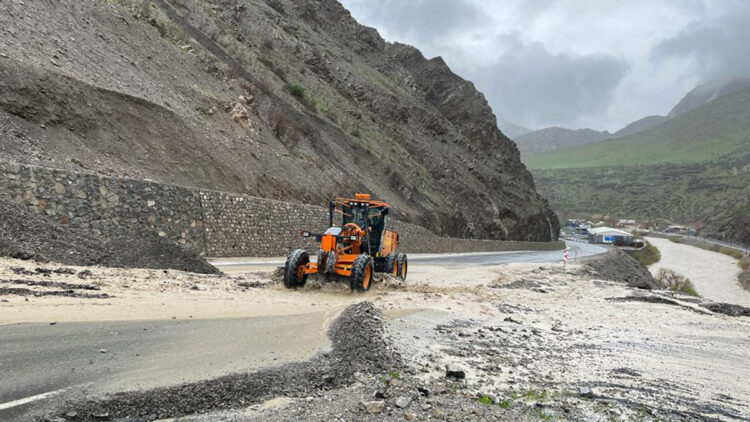 Hakkari'de yollarda heyelan meydana geldi