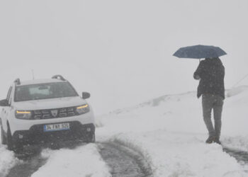 Hakkari'nin yükseklerinde kar yağışı