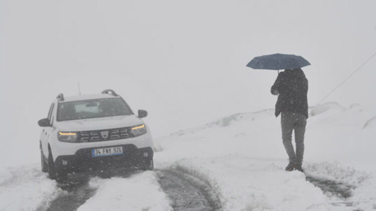 Hakkari'nin yükseklerinde kar yağışı