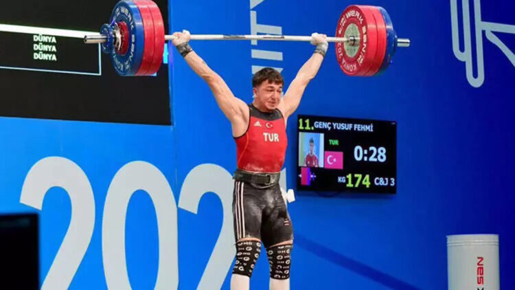 Halterde Yusuf Fehmi Genç'ten altın madalya