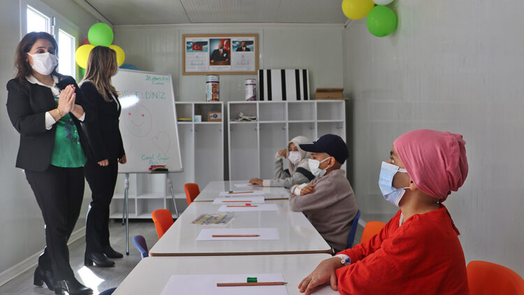 Hastane bahçesinde konteyner sınıf oluşturuldu