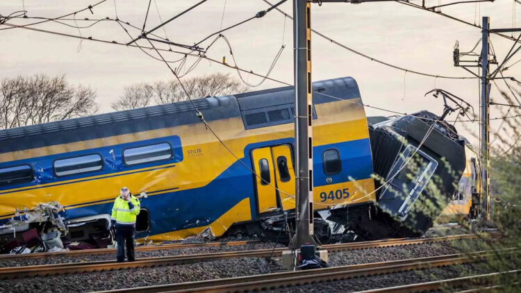 Hollanda’da yolcu treni raydan çıktı: 1 ölü, 30 yaralı