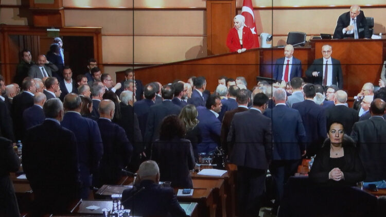 İBB Meclisi'nde gerginlik