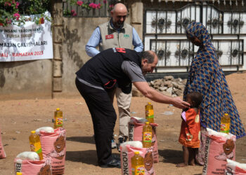 İHH, Mali’deki çocuklara bayramlık dağıttı