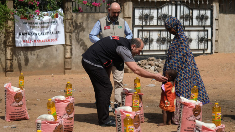 İHH, Mali’deki çocuklara bayramlık dağıttı