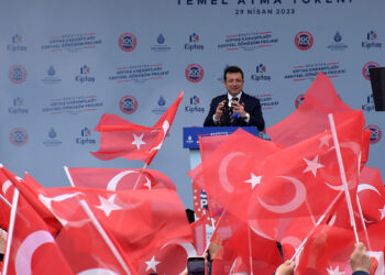 İmamoğlu Beşiktaş'ta temel atma törenine katıldı