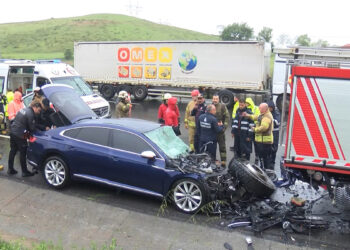 İtfaiye aracına ve ambulansa otomobil çarptı: 7 yaralı