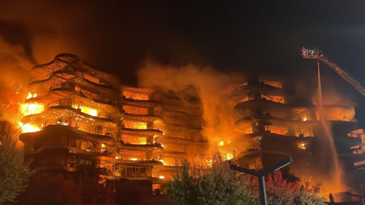 İzmir'de lüks sitede yangın