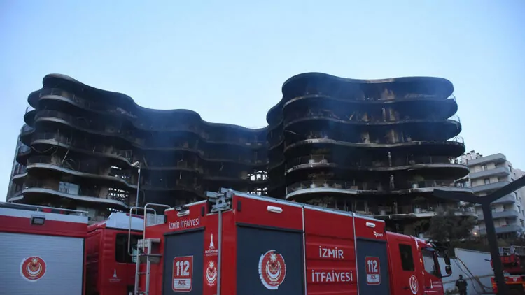 İzmir'de lüks sitedeki yangının hasarı görüntülendi