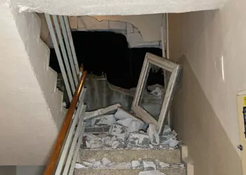 İzmit'te sitenin istinat duvarı çöktü, 4 apartman boşaltıldı
