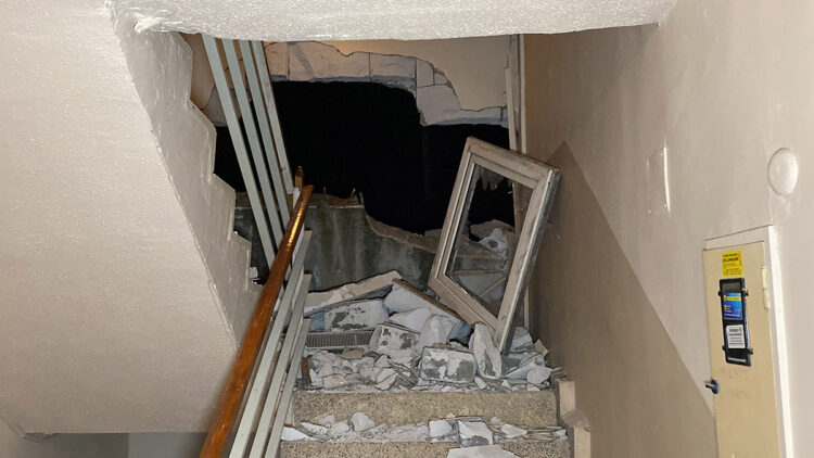 İzmit'te sitenin istinat duvarı çöktü, 4 apartman boşaltıldı