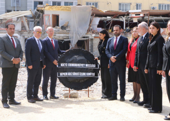 KKTC komitesi, Isias Otel enkazı önünde