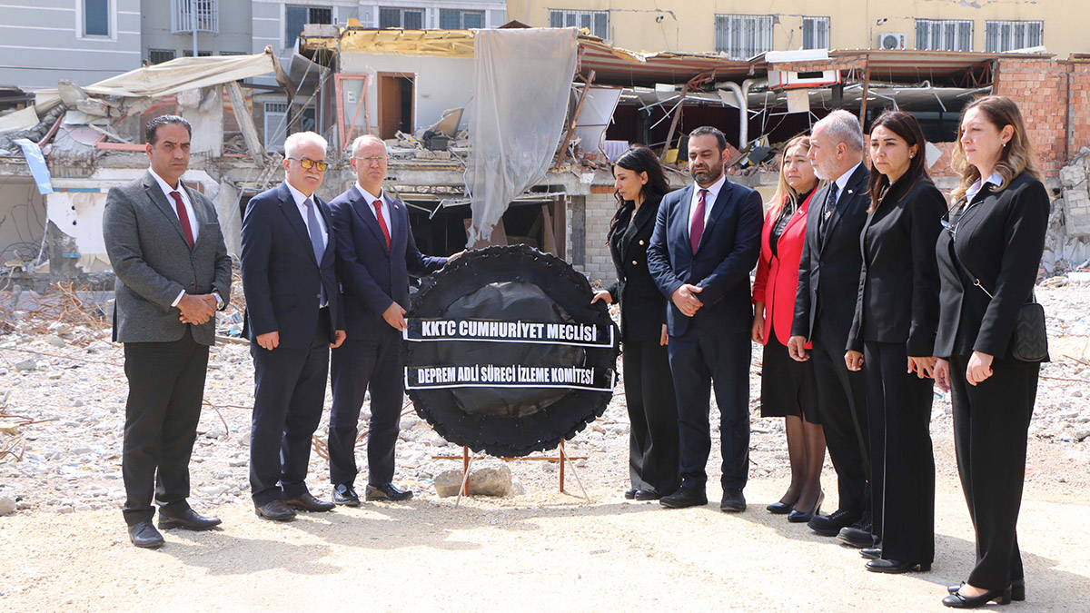 KKTC komitesi, Isias Otel enkazı önünde