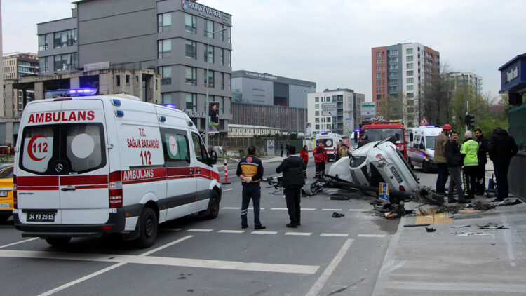Kağıthane'de otomobil takla attı: 2 yaralı