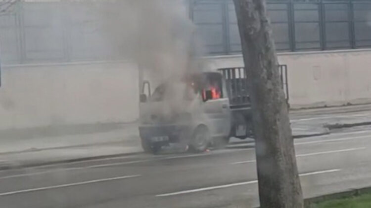 Kamyonet yangını kamerada