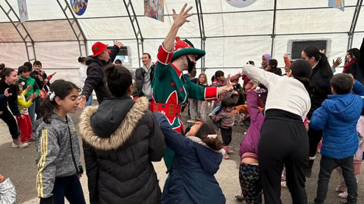 Karagöz ve Hacivat, depremzeler için sahnede