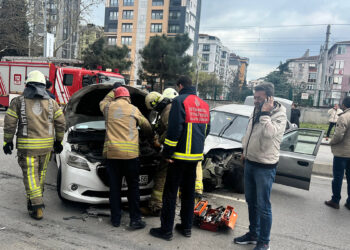 Kartal'da otomobil iki araca çarptı: 4 yaralı