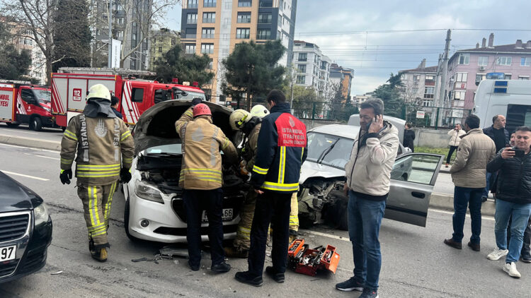 Kartal'da otomobil iki araca çarptı: 4 yaralı