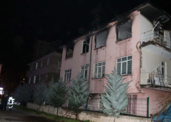 Kayseri'de 2 katlı binada yangın