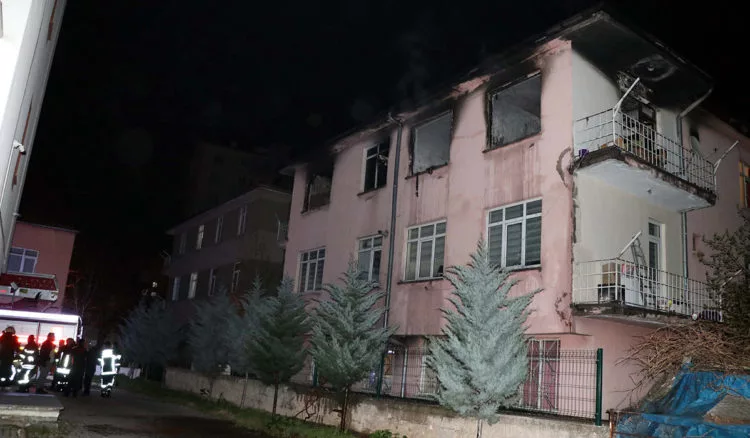 Kayseri'de 2 katlı binada yangın