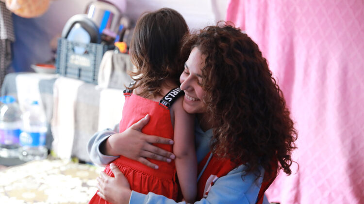 Kızılay’dan depremzede çocuklara bayramlık