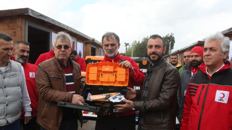 Kızılay'dan mağdur esnafa malzeme desteği