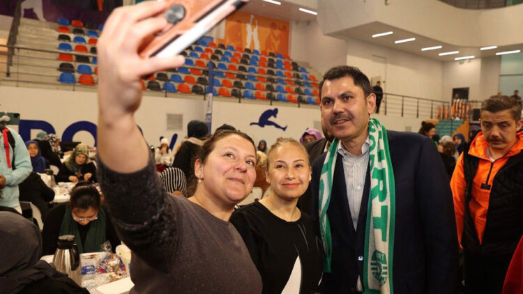 Kurum, ilk defa oy kullanacak gençlerle buluştu