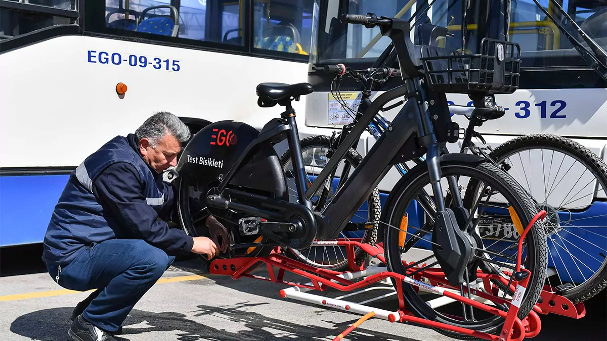 Ego otobüslerine bisiklet taşıma aparatı monte edildi