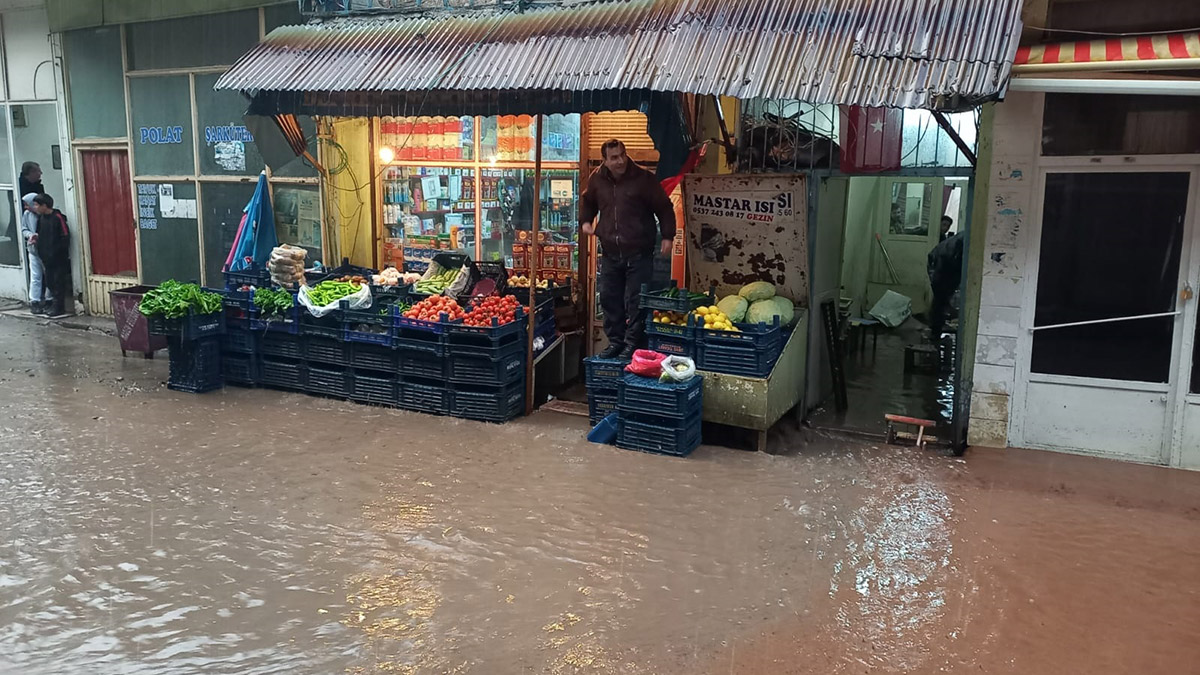 Maden'de sağanak; iş yerlerini su bastı