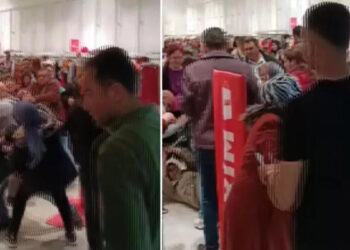 Mağazada indirimli kıyafet izdihamı