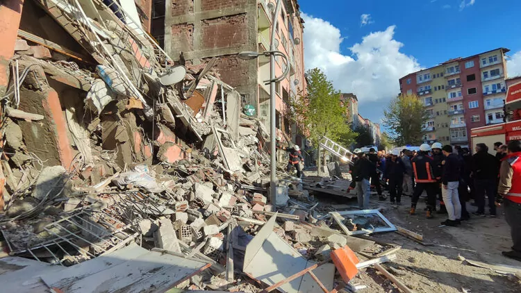 Malatya'da 6 katlı bina çöktü; 7 kişiye tahliye
