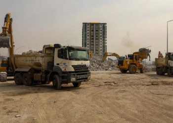 Malatya'da depremin izleri siliniyor